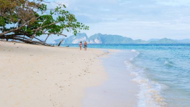 Koh Kradan, Koh Kradan Trang Tayland 'da yumuşak beyaz kum ve turkuaz renkli bir okyanusa sahip tropikal bir adadır.
