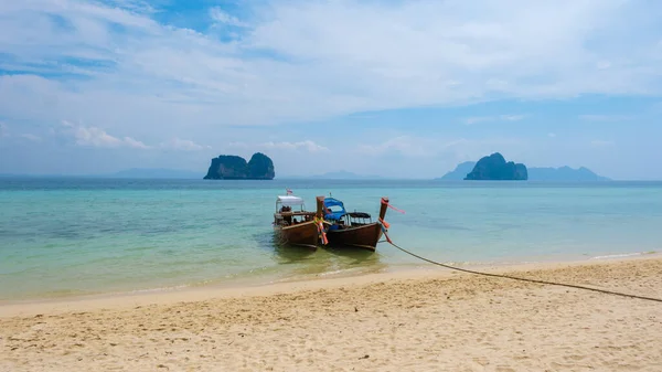泰国Koh Ngai Trang的长尾船 在Koh Ngai岛的海滩上 有柔软的白沙和一个草屋色的海洋 — 图库照片