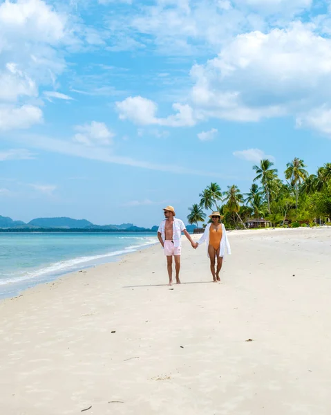Young Couple Caucasian Men Thai Asian Woman Walking Beach Koh — Stock Photo, Image