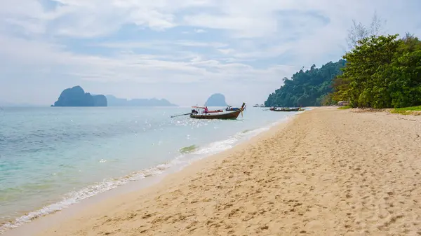 在泰国Koh Ngai岛上用棕榈树 柔软的白沙和一个草屋色的海洋拍摄的无人机图像 — 图库照片