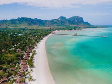 Koh Muk, yumuşak beyaz kumu ve turkuaz renkli okyanusu olan Koh Mook Trang Tayland 'da bulunan tropikal bir adadır.