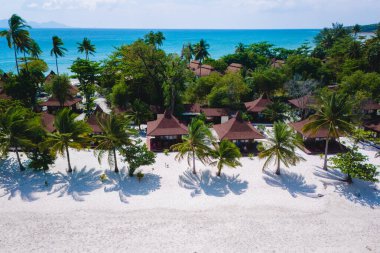 Koh Muk 'ta insansız hava aracı görüntüsü Tayland' da palmiye ağaçları ve yumuşak beyaz kumla tropikal bir ada ve Koh Mook Trang Tayland 'da turkuaz renkli bir okyanus.