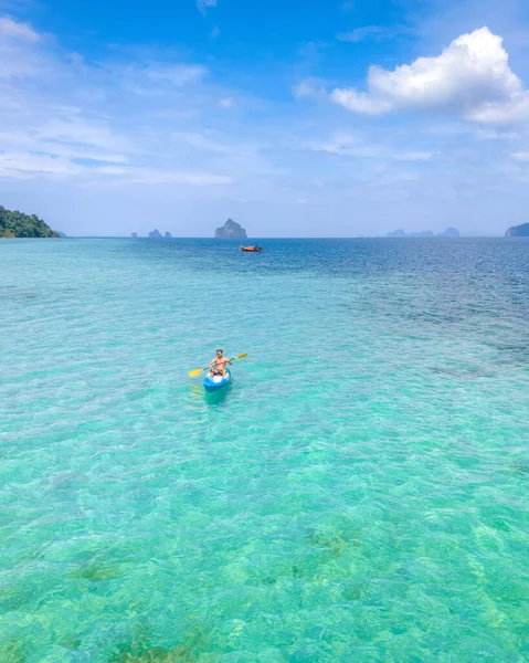 Młodzi Mężczyźni Kajaku Bleu Turkusowym Oceanie Koh Kradan Tajlandia Tropikalna — Zdjęcie stockowe