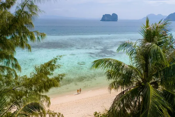 タイのコンガイ島のビーチのカップルのドローンからのヤシの木の後ろの景色 ヤシの木と柔らかい白い砂 ンガチャンタイのカラー海 — ストック写真
