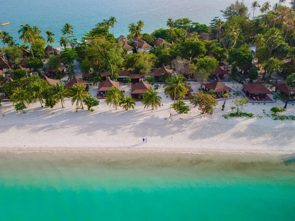 Drone Vista Una Coppia Piedi Sulla Spiaggia Tropicale Sabbia Bianca — Foto Stock