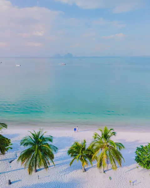 Dron Pohled Pár Procházky Bílé Písečné Tropické Pláže Koh Muk — Stock fotografie