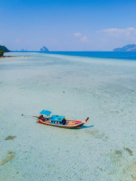 位于泰国Trang一个热带岛屿Koh Kradan的长尾船 在船屋的彩色海洋中 海水清澈清澈 — 图库照片
