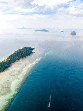 Koh Kradan 'da Koh Kradan' da deniz boyalı bir tropikal adanın insansız hava aracı görüntüsü