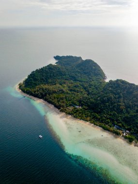 Koh Kradan 'da Koh Kradan' da deniz boyalı bir tropikal adanın insansız hava aracı görüntüsü