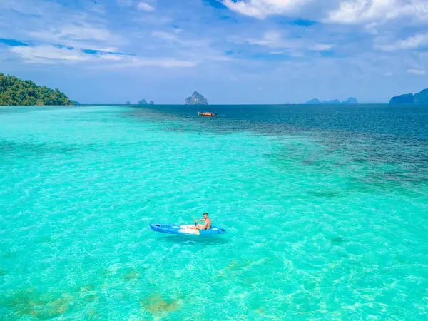 海にサンゴ礁を有する熱帯島コ クラダン タイの海を彩ったカヤックの若者 クラダン チャン — ストック写真
