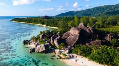 Anse Source d 'Argent plajı, La Digue Adası, Seyşeller, İHA havadan La Digue Seychelles manzarası, tropik yaz tatili, gün batımında granit kayalıklı plaj.