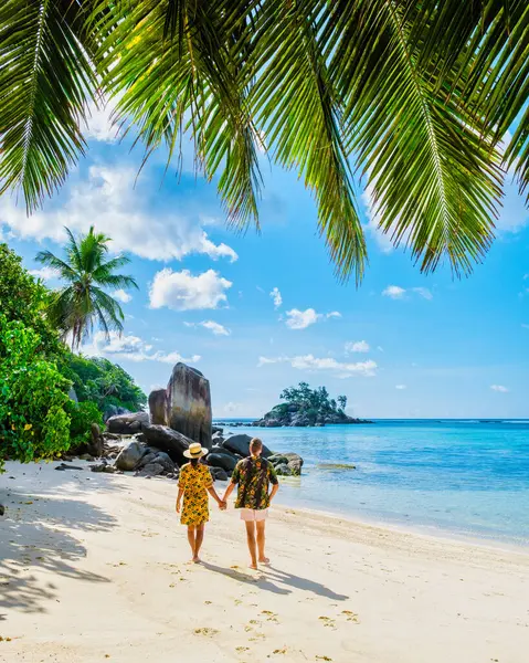 Man Woman Vacation Seychelles Mahe Tropical Beach Palm Trees Blue — Stock Photo, Image