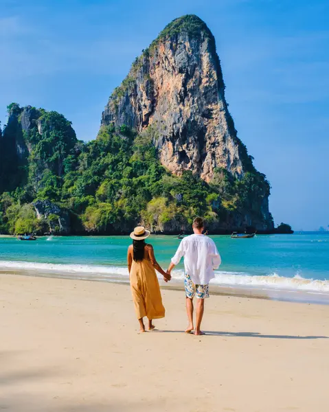 Diverse Couple Men Women Beach Asian Woman Caucasian Man Walking — Stock Photo, Image