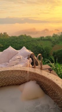 Gün batımında dağların büyüleyici manzarasıyla rahatlatıcı köpük banyosunun tadını çıkar. Huzurlu ortam doğa, bulutlar, gökyüzü, doğa ve güzel bir doğal manzara sunuyor Nan, Tayland