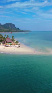 Gök mavisi suyla çevrili küçük bir adanın büyüleyici hava manzarası, tüylü bulutlar, ve sakin bir sahili olan geniş doğal manzara, çarpıcı bir ufuk oluşturuyor, Koh Mook, Tayland