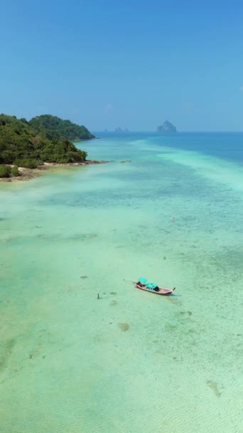 Uma Pitoresca Praia Tropical Com Barco Flutuando Água Cristalina Rodeado — Vídeo de Stock