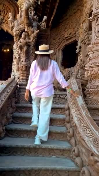 Женщина Солнечной Шляпе Случайно Поднимается Деревянной Лестнице Храма Наслаждаясь Неторопливым — стоковое видео