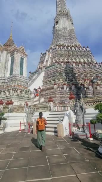 壮大な中世建築の建物の前に散策するバックパック付きの旅行者 バンコクの美しい景色を作成し バンコクのワットアルンパゴダ寺院 — ストック動画