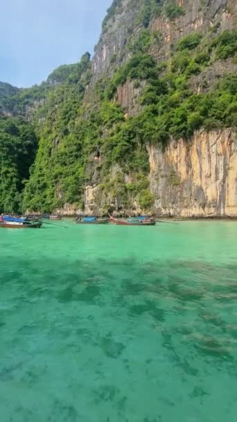 一个风景如画的自然景观 其特色是一个有船只的大湖面 周围环绕着茂盛的绿叶和一个高耸的悬崖 泰国Koh Phi Phi的玛雅湾轻松自在地旅游观光 — 图库视频影像