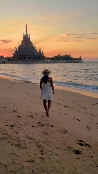 Жінка Прогулюється Вздовж Пляжу Під Час Заходу Сонця Небо Розмальоване — стокове відео