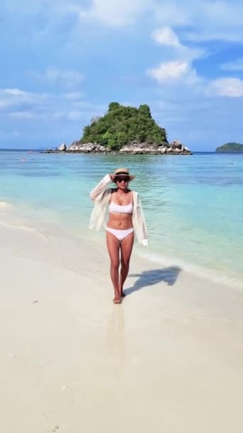 Azjatka Bikini Spaceruje Wzdłuż Brzegu Wody Plaży Małą Wyspą Tle — Wideo stockowe