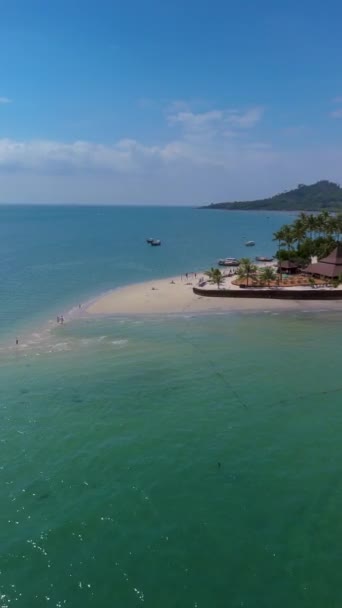 Вид Воздуха Маленький Остров Окруженный Аква Водой Посреди Океана Потрясающим — стоковое видео