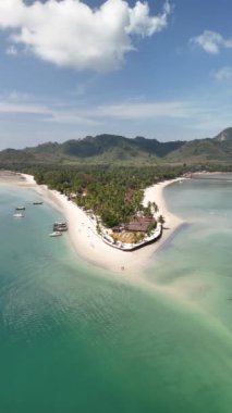 Berrak bir gökyüzü altında kristal mavi sular, beyaz kumlu plajlar ve yemyeşil bir yeşil ile çevrili tenha bir adanın nefes kesici manzarası. Koh Mook, Tayland