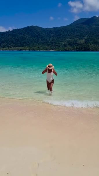 Una Donna Asiatica Emerge Dall Acqua Azzurra Una Spiaggia Paesaggistica — Video Stock
