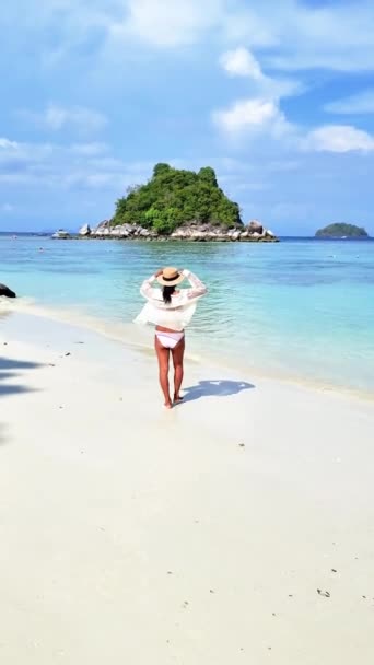 Uma Mulher Asiática Passeia Pela Praia Admirando Pequena Ilha Horizonte — Vídeo de Stock