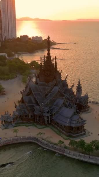 在日落时分 一座风景如画的寺庙矗立在一座被水环绕的小岛上 俯瞰着美丽的自然景观和地平线 — 图库视频影像