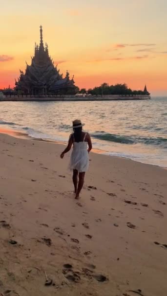 Asijská Žena Při Západu Slunce Prochází Podél Pobřežní Pláže Užívá — Stock video