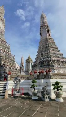 Tayland 'da gün batımında Bangkok' taki Wat Arun Tapınağı. Budist tapınağı Wat Arun mavi gökyüzü ile, Şafak Tapınağı, Chao Phraya Nehri kıyısında yer alır..