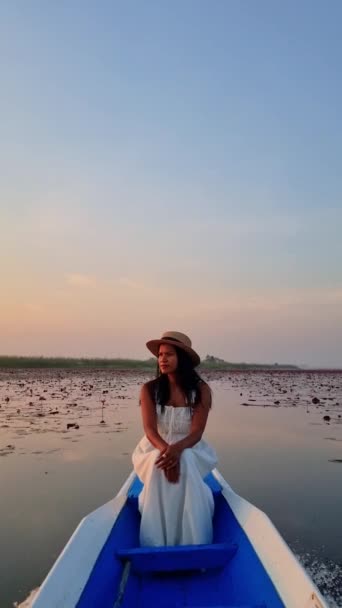 泰国乌顿阿勒萨尼农哈恩湖中的红莲海 一名泰国妇女在伊桑红莲湖中的一艘日出船上 — 图库视频影像