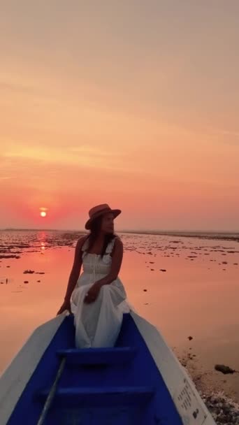 在泰国乌顿萨尼的农哈恩湖 红莲海 一个身穿白色连衣裙的亚洲女人 日出时分在伊桑的红莲湖畔 — 图库视频影像