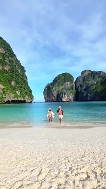 在泰国金菲湾 有两个人正在欣赏海滨的自然景观 远处是群山 上方是美丽的天空和云彩 — 图库视频影像