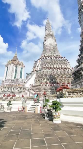 Templo Com Céu Azul Nuvens Fundo Rodeado Por Árvores Plantas — Vídeo de Stock