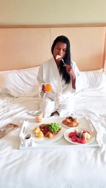 Bir Bayan Bir Tepsi Yemekle Birlikte Bir Yatakta Oturuyor Içinde — Stok video