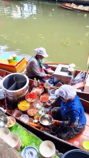 Duas Mulheres Estão Cozinhando Barco Água Desfrutando Uma Viagem Tranquila — Vídeo de Stock