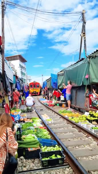 Vlak Míjí Pulzující Trh Plný Čerstvého Ovoce Zeleniny Zachycuje Podstatu — Stock video