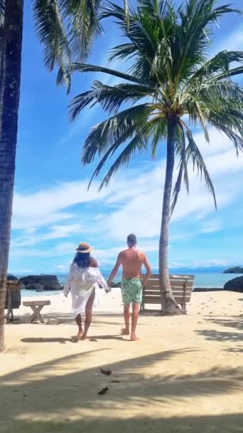 Чоловік Жінка Прогулюються Вздовж Пляжу Рука Руці Під Ясним Блакитним — стокове відео