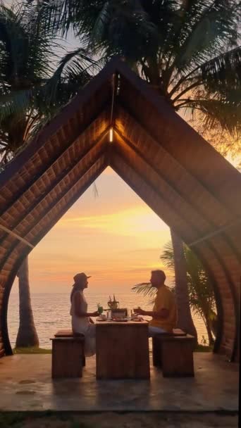 커플은 바다를 내려다 외관의 테이블에 풍경은 고요하고 태국이있는 휴식을위한 완벽한 — 비디오