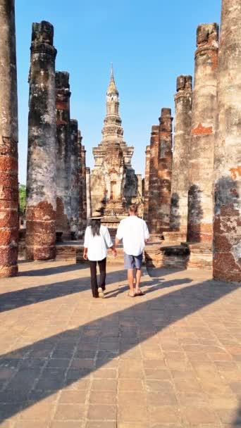 Couple Promène Dans Temple Historique Émerveillant Devant Les Grandes Arches — Video