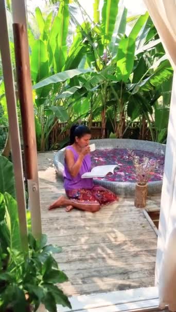 Une Femme Est Assise Sur Une Terrasse Bois Devant Bain — Video