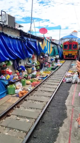 Ett Tåg Passerar Genom Staden Bredvid Livlig Marknad Som Erbjuder — Stockvideo