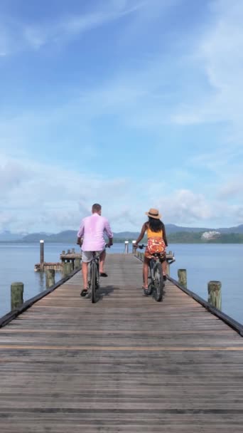 Hombre Una Mujer Están Montando Tranquilamente Bicicletas Muelle Madera Que — Vídeo de stock
