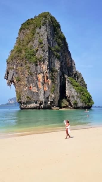 Kobieta Spokojnie Stoi Plaży Podziwiając Naturalny Krajobraz Nadmorskich Oceanicznych Form — Wideo stockowe