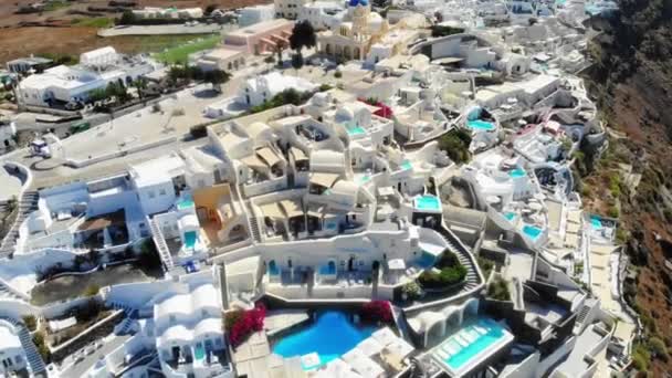 希腊圣托里尼 一个有着众多建筑 游泳池和绿树成荫的城市景观 展示了现代城市设计和自然元素的混合 — 图库视频影像
