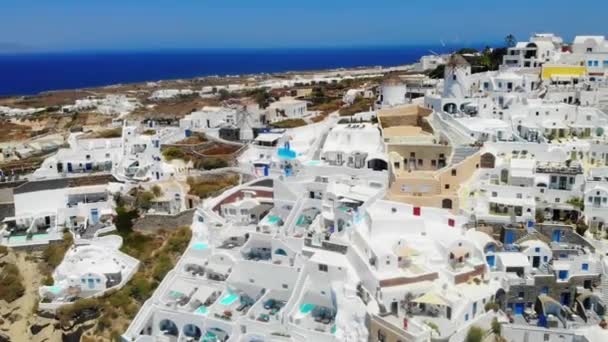 바다의 배경에 건물과 부동산 디자인 Oia Santorini 그리스의 조화를 보여주는 — 비디오