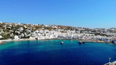 Mykonos Yunanistan, eski Mykonos kasabasının renkli sokakları, mavi kapıları ve beyaz duvarları olan geleneksel dar sokaklar, Mykonos kasabası Yunanistan, güneşli yaz gününde insansız hava aracı manzarası