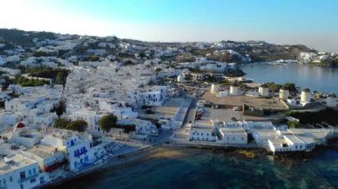 Mykonos Yunanistan, eski Mykonos kasabasının renkli sokakları, mavi kapıları ve beyaz duvarları olan geleneksel dar sokaklar, Mykonos kasabası Yunanistan, güneş doğarken insansız hava aracı manzarası